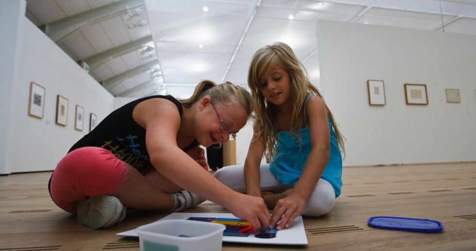 Zwei Kinder mit und ohne Behinderung malen auf dem Boden der Ausstellungsräume im Zentrum Paul Klee. Zwei Kinder mit und ohne Behinderung malen auf dem Boden der Ausstellungsräume im Zentrum Paul Klee.