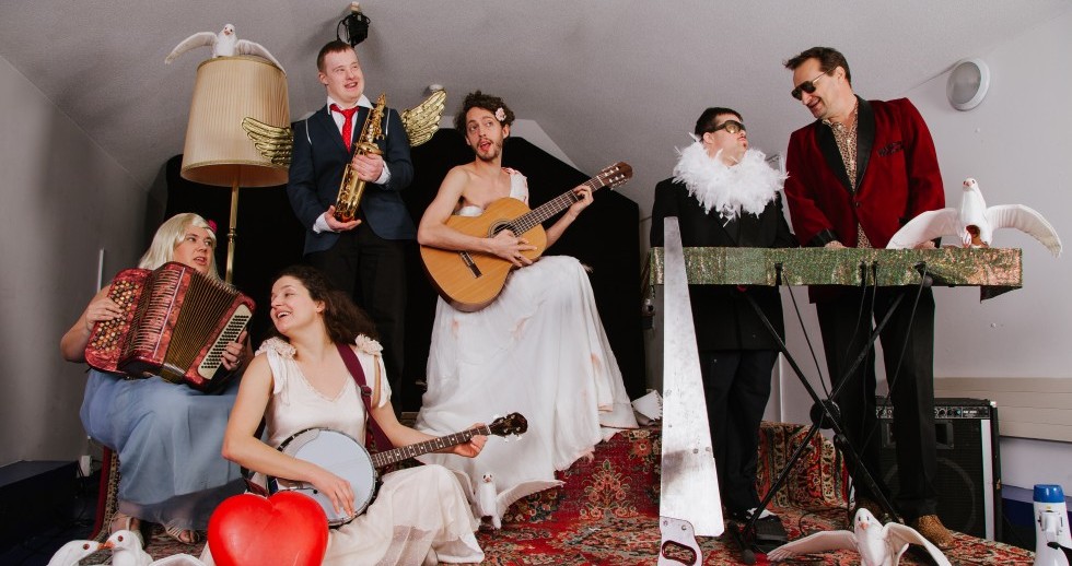 Die Theatergruppe von Frei_Raum Theater besteht aus Menschen mit und ohne Behinderungen. Die Theatergruppe von Frei_Raum Theater besteht aus Menschen mit und ohne Behinderungen.