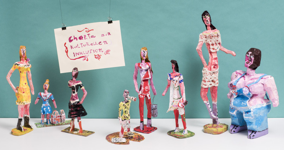 Das Foto von Ruben Hollinger für die Charta zeigt Figuren von Heinz Lauener Das Foto von Ruben Hollinger für die Charta zeigt Figuren von Heinz Lauener