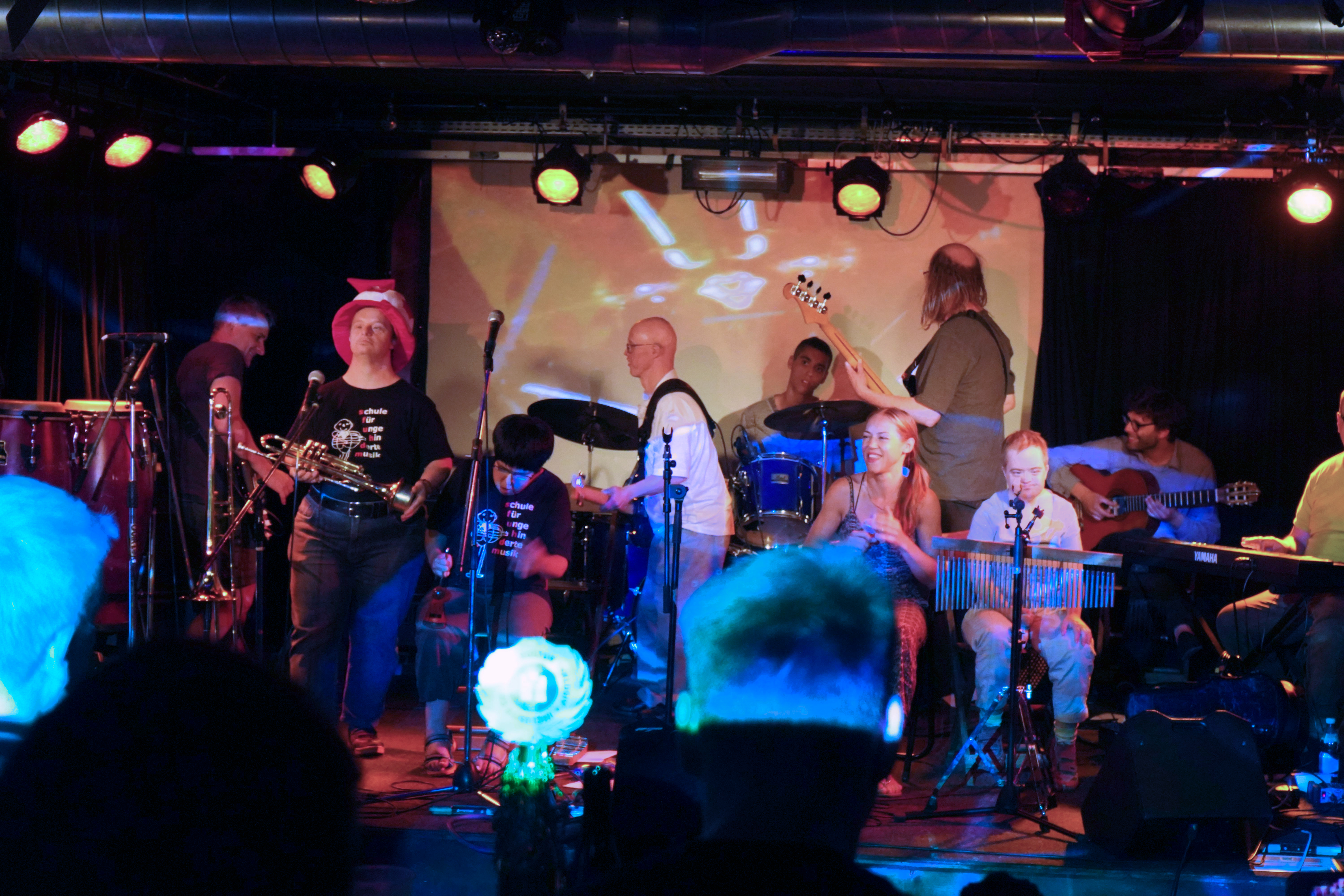 Die Musikerinnen und Musiker mit und ohne kognitive Beeinträchtigungen der Basler Band «Too Nice To Fail» performen an der Labelfeier im OXIL im Juli 2018. © Jonathan Bruce
